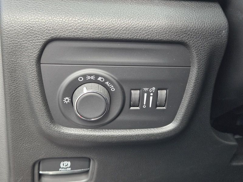 New 2026 Jeep Grand Cherokee Laredo Altitude 4x2