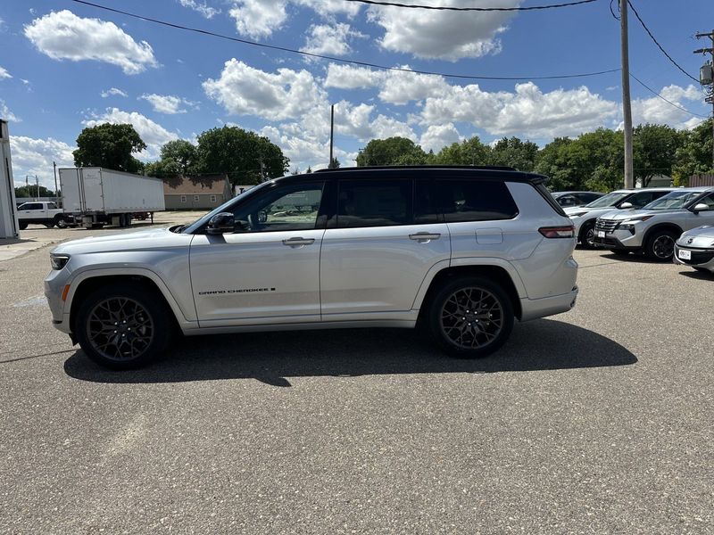 2024 Jeep Grand Cherokee L Summit 4x4Image 5