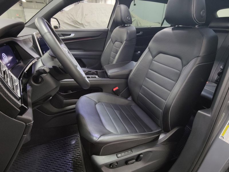 Used 2025 Volkswagen Atlas Cross Sport SEL R-Line Black AWD w/Sunroof/NavImage 5