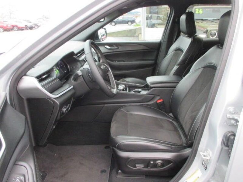 Used 2024 Jeep Grand Cherokee L AltitudeImage 15