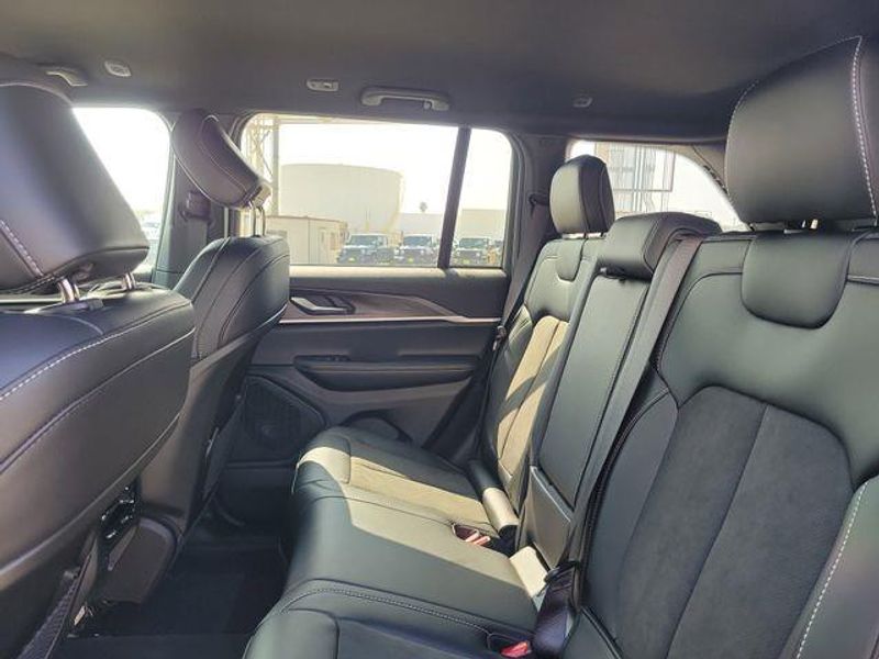 New 2026 Jeep Grand Cherokee Laredo Altitude 4x4