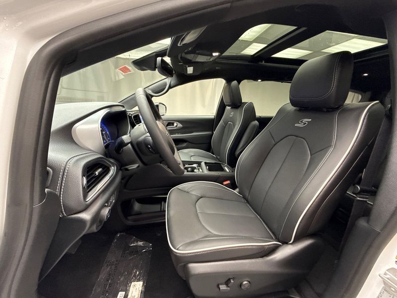 New 2026 Chrysler Pacifica Limited AwdImage 7