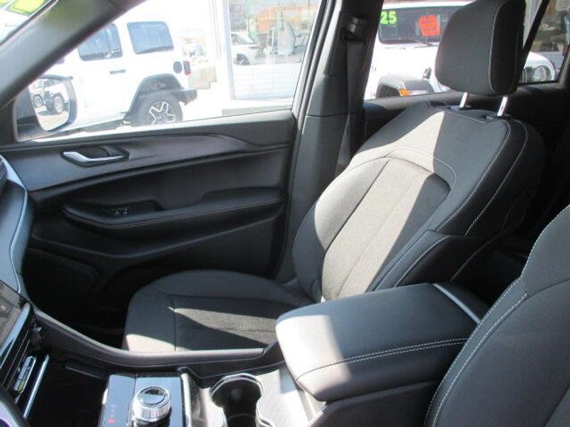 2025 Jeep Grand Cherokee Laredo X 4x4Image 23
