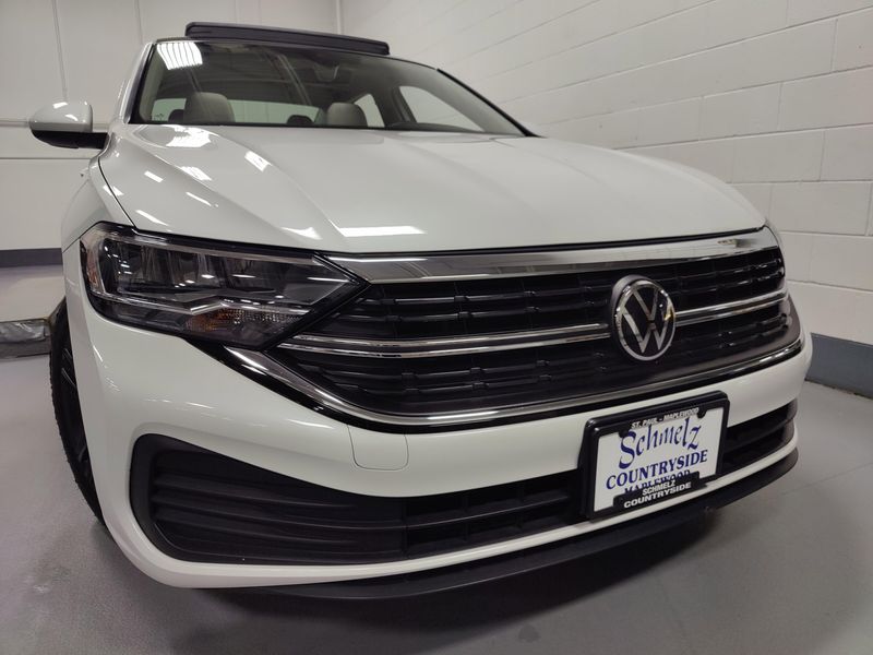 Used 2024 Volkswagen Jetta SE w/SunroofImage 2