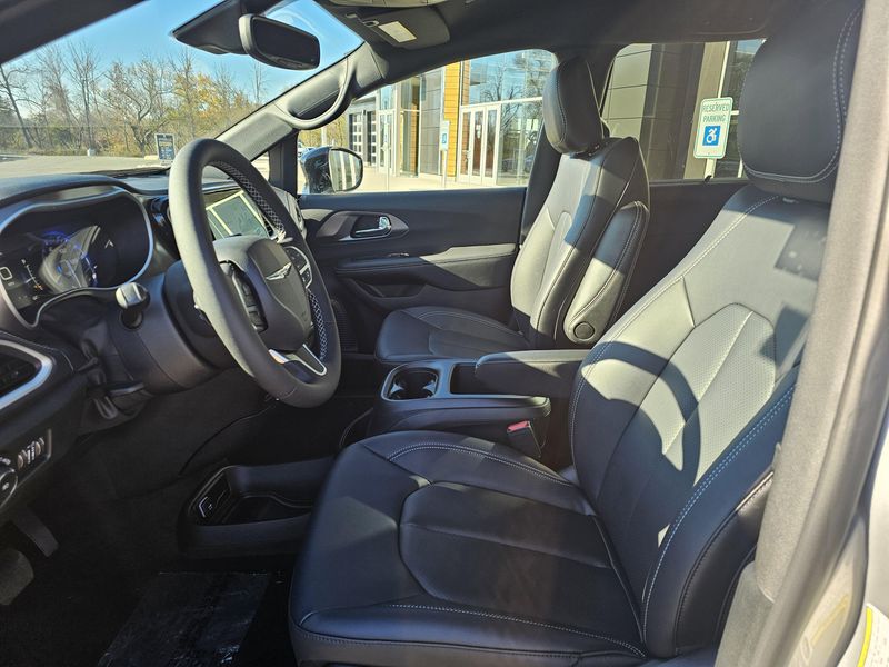 New 2026 Chrysler Pacifica Select AwdImage 7