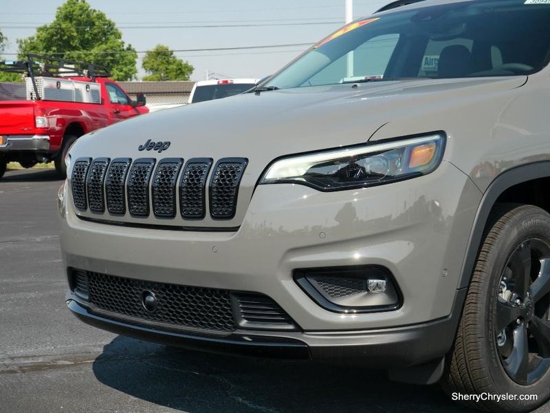 2023 Jeep Cherokee Altitude Lux 4x4 in a Sting-Gray Clear Coat exterior color and Blackinterior. Paul Sherry Chrysler Dodge Jeep RAM (937) 749-7061 sherrychrysler.net 