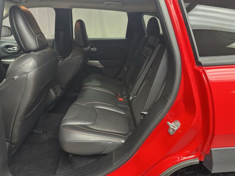 Used 2018 Jeep Cherokee TrailhawkImage 19