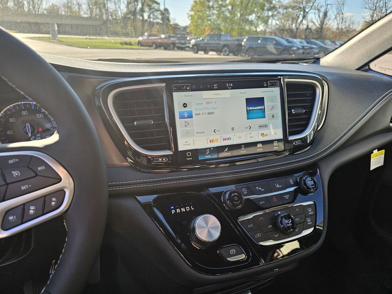 New 2026 Chrysler Pacifica Select AwdImage 6