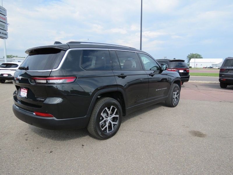 2023 Jeep Grand Cherokee L Limited 4x4Image 4
