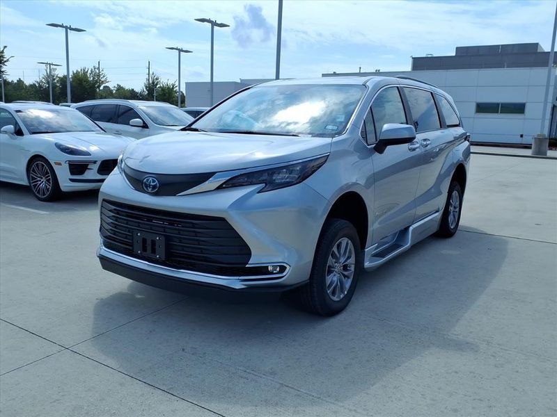 Used 2024 Toyota Sienna XLEImage 2