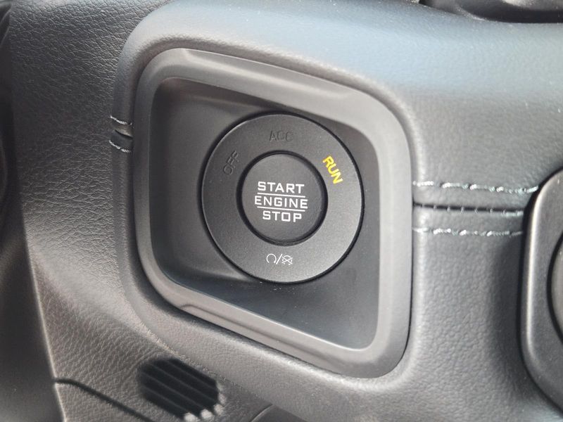 2025 Jeep Wrangler Unlimited Sahara photo 14