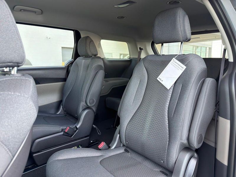 New 2027 Kia Carnival LXImage 13