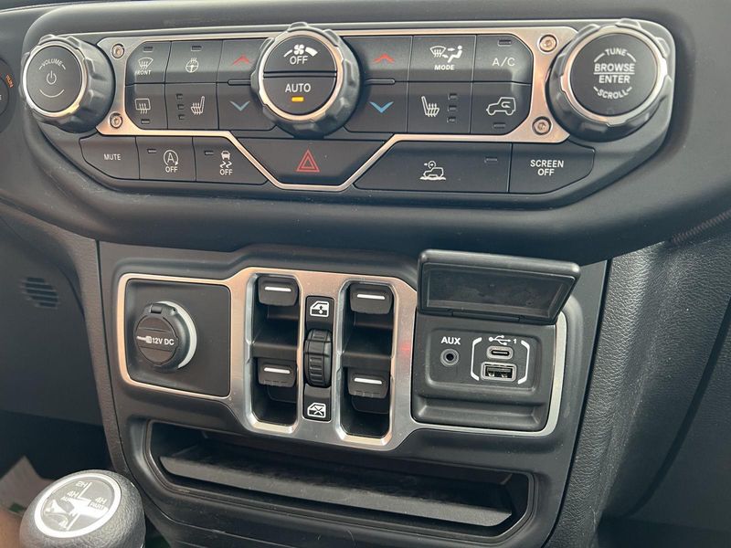 2021 Jeep Gladiator Willys photo 30