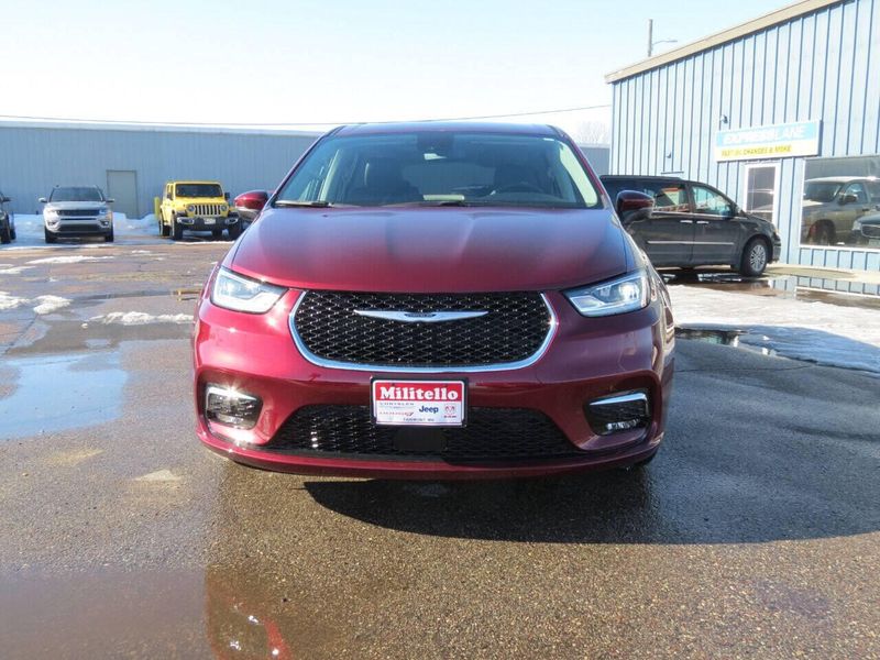 Used 2023 Chrysler Pacifica Touring L 4dr Mini VanImage 4