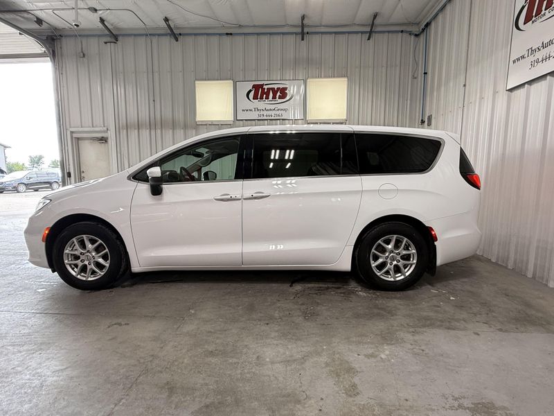 Used 2023 Chrysler Pacifica Touring LImage 13