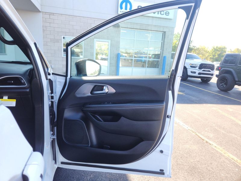 New 2026 Chrysler Voyager Lx