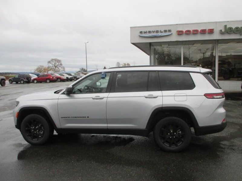 Used 2024 Jeep Grand Cherokee L AltitudeImage 13