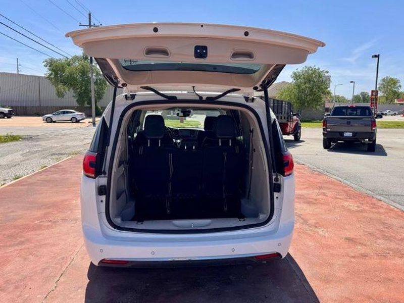 Used 2023 Chrysler Pacifica LimitedImage 7