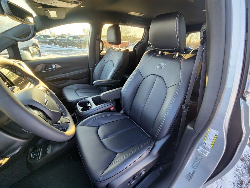 New 2026 Chrysler Pacifica Select