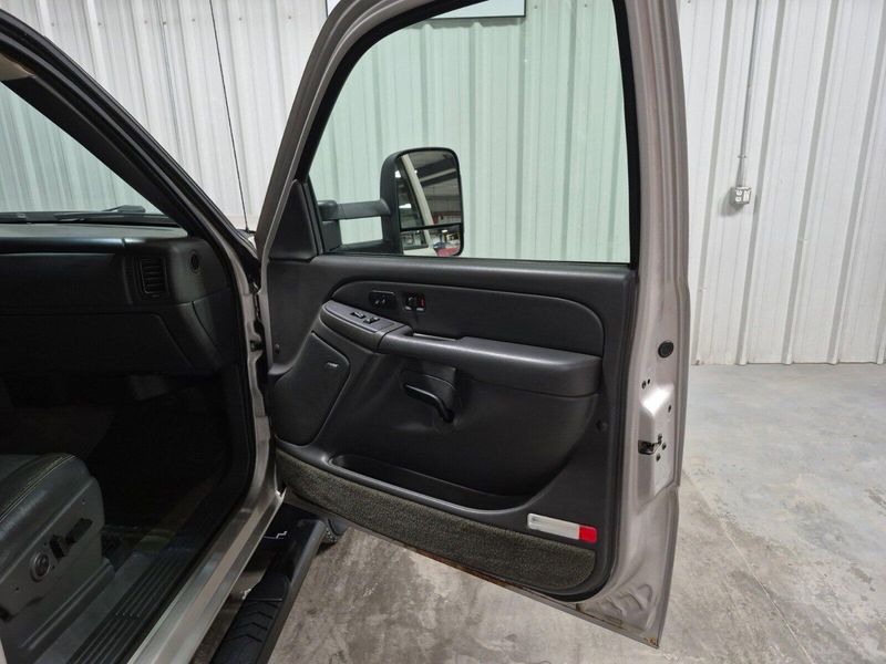 2005 Chevrolet Silverado 3500 DRW LTImage 11