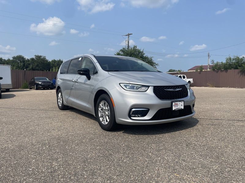 2024 Chrysler Pacifica Touring LImage 2