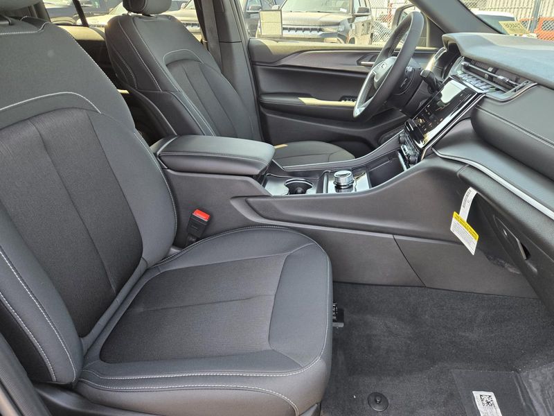 New 2026 Jeep Grand Cherokee Laredo 4x2