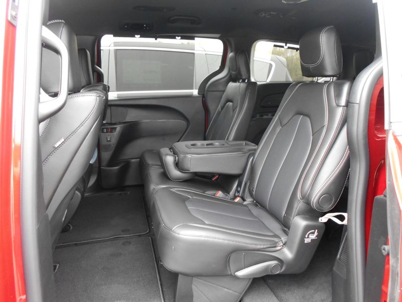 2025 Chrysler Pacifica SelectImage 6