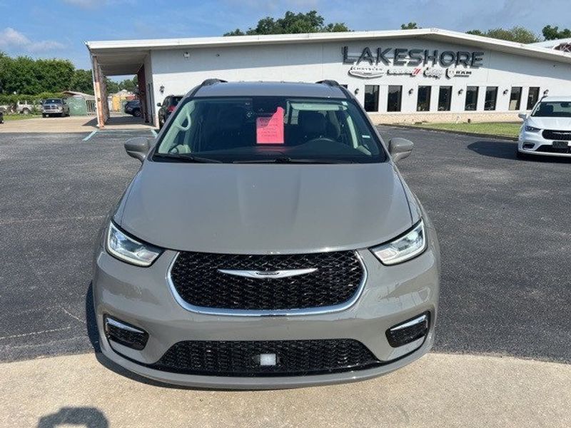 2022 Chrysler Pacifica Touring LImage 2