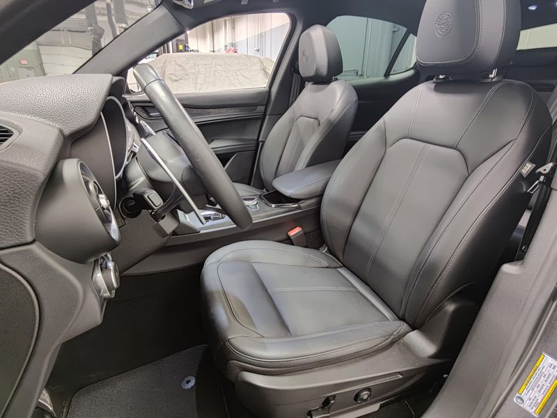 Used 2024 Alfa Romeo Stelvio Q4 AWD w/Sunroof/NavImage 17
