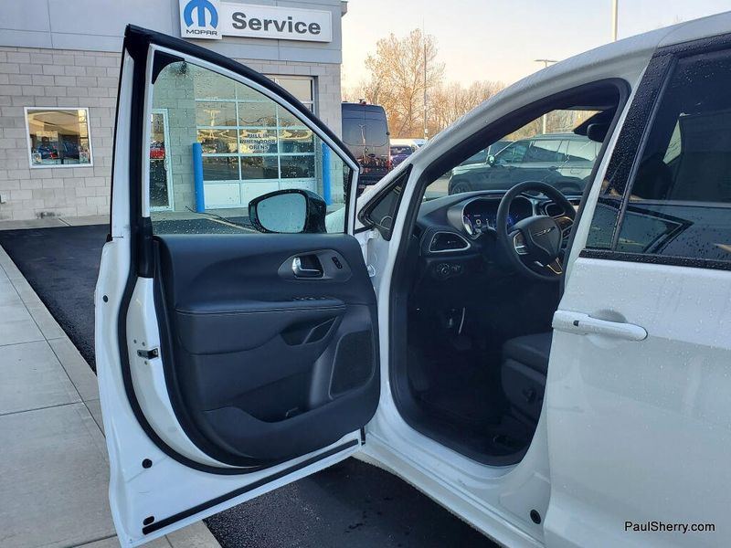 New 2026 Chrysler Pacifica Select