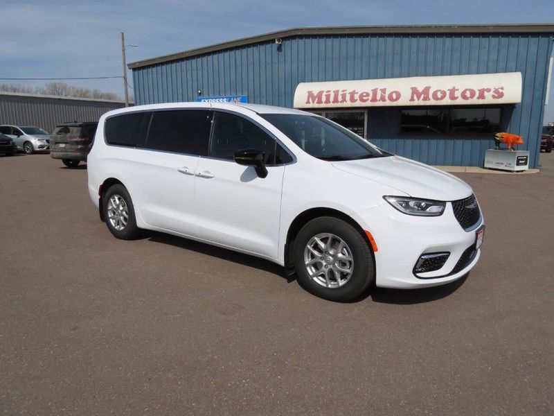New 2026 Chrysler Voyager LxImage 2