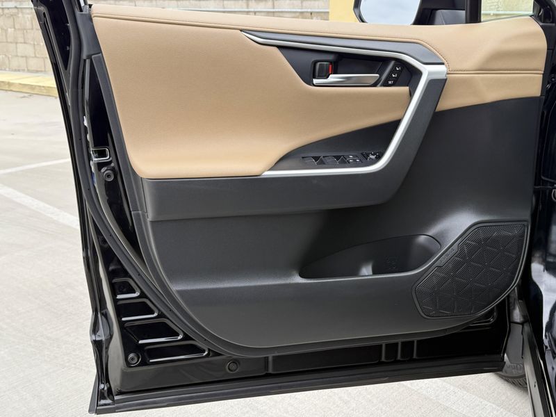 2021 Toyota RAV4 Hybrid LimitedImage 18
