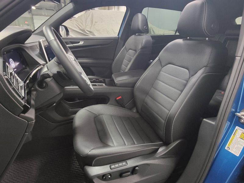 Used 2025 Volkswagen Atlas Cross Sport SEL AWD R-Line Black w/Sunroof/NavImage 18