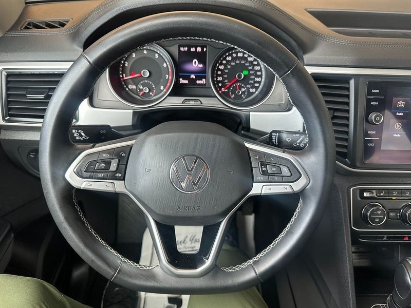 2021 Volkswagen Atlas 3.6L V6 SE w/TechnologyImage 2