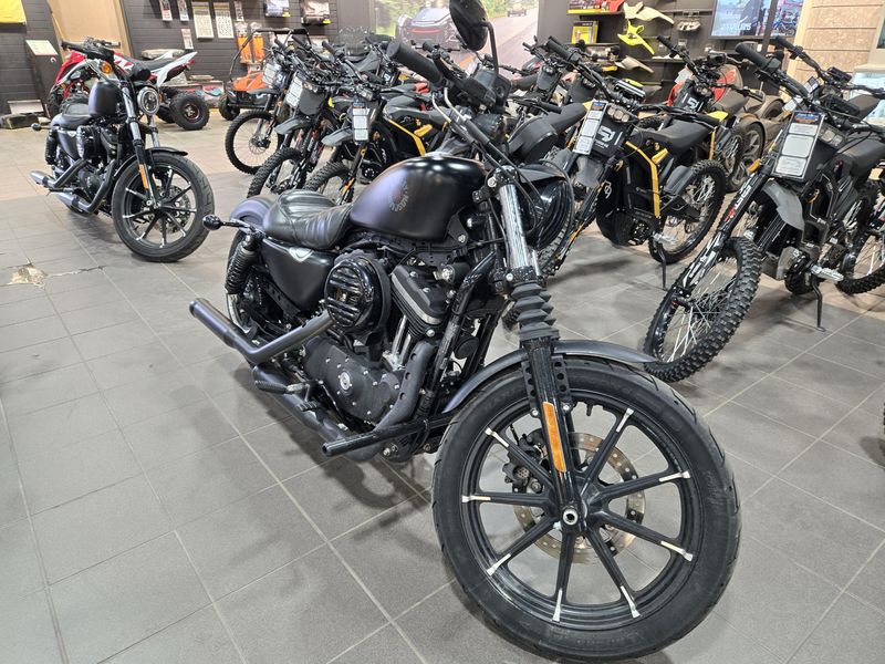 USED 2022 HARLEY SPORTSTER IRON 883 Image 1