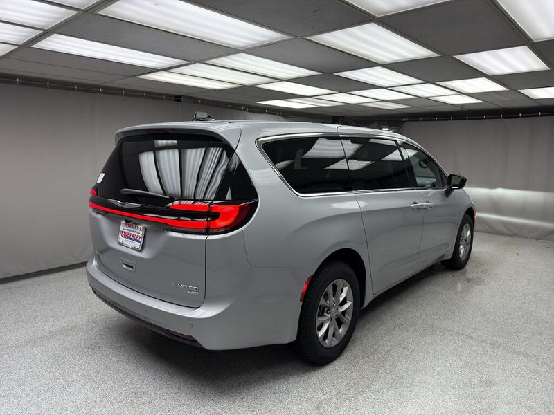 New 2026 Chrysler Pacifica Limited AwdImage 3