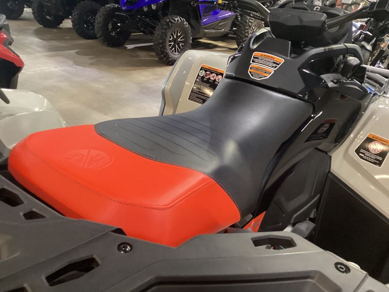 2024 Can-Am OUTLANDER X XC 1000R CHALK GRAY AND CANAM REDImage 5