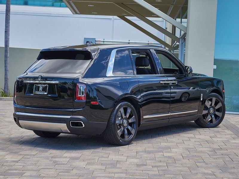 Used 2024 Rolls-Royce Cullinan Image 2