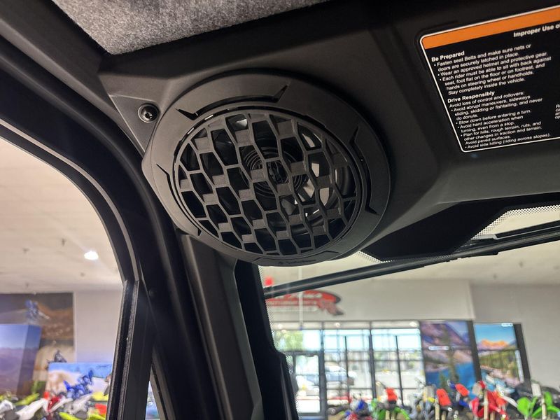New 2027 Can-Am DEFENDER MAX LIMITED CAB HD11 Image 32