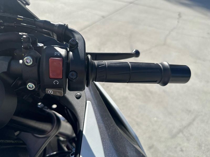 2025 Kawasaki NINJA ZX-6R Image 8