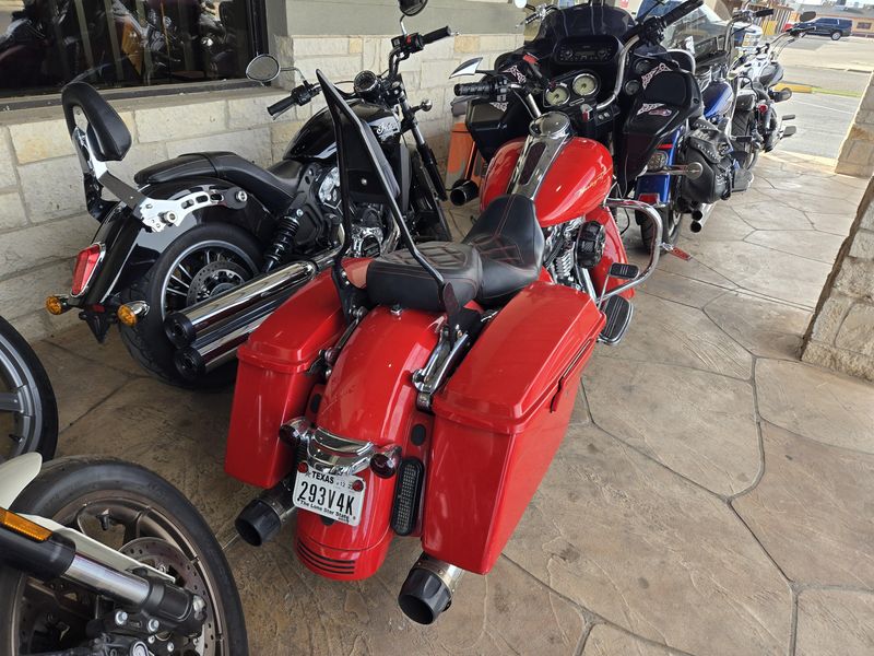 USED 2010 HARLEY ROAD GLIDE CUSTOM BASE Image 5