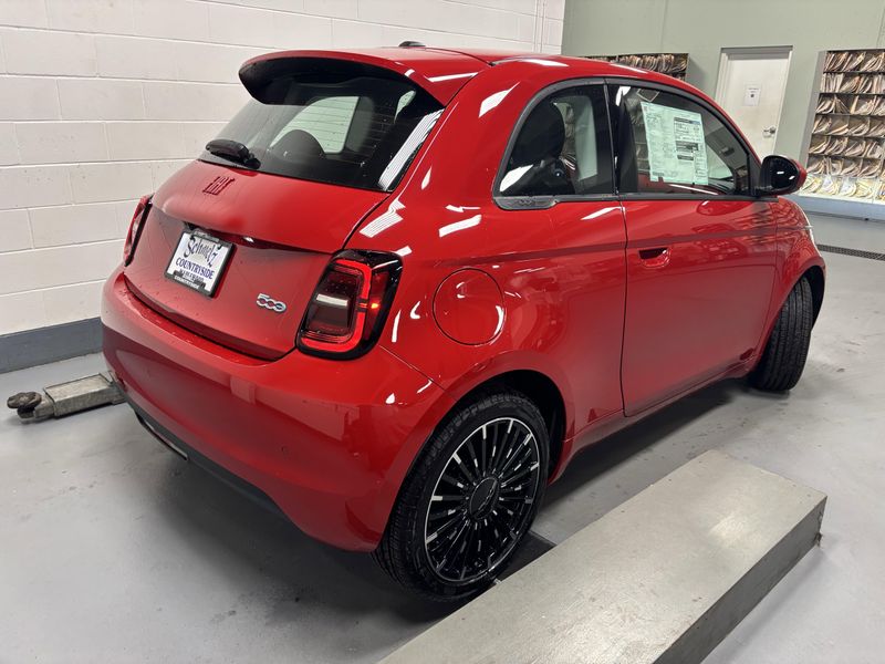 2024 Fiat 500e Inspi(red)Image 8