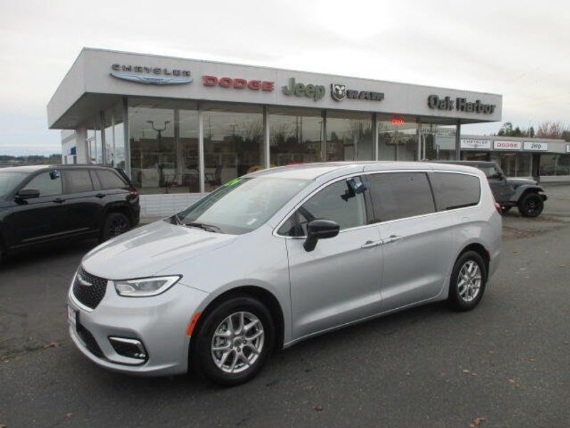 Used 2024 Chrysler Pacifica Touring LImage 30