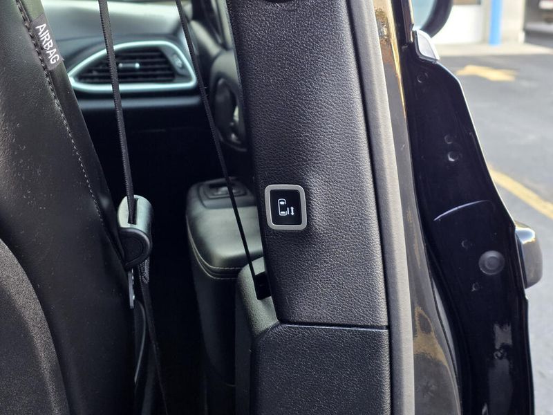 Used 2025 Chrysler Pacifica Select