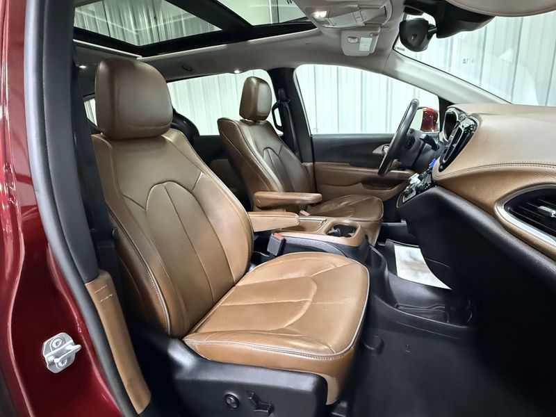 Used 2017 Chrysler Pacifica LimitedImage 11
