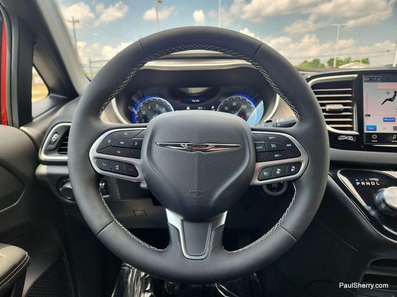 New 2025 Chrysler Voyager LXImage 45