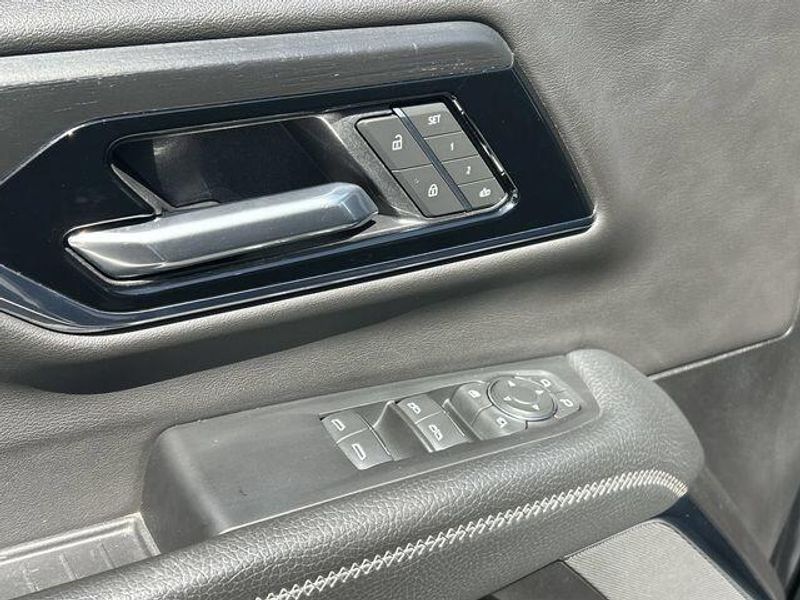 Used 2025 GMC Yukon XL DenaliImage 21