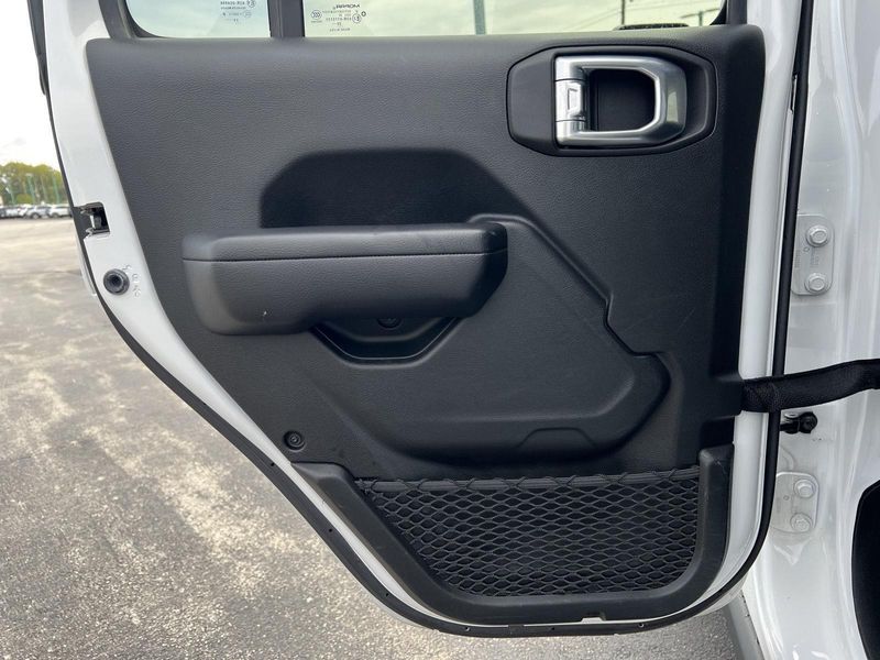 2021 Jeep Gladiator Willys photo 18
