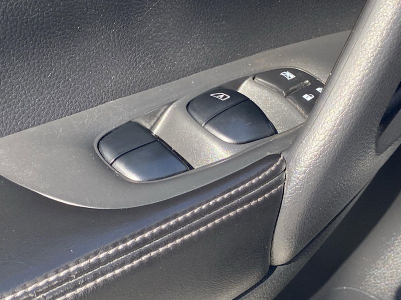 Used 2017 Nissan Rogue SVImage 18