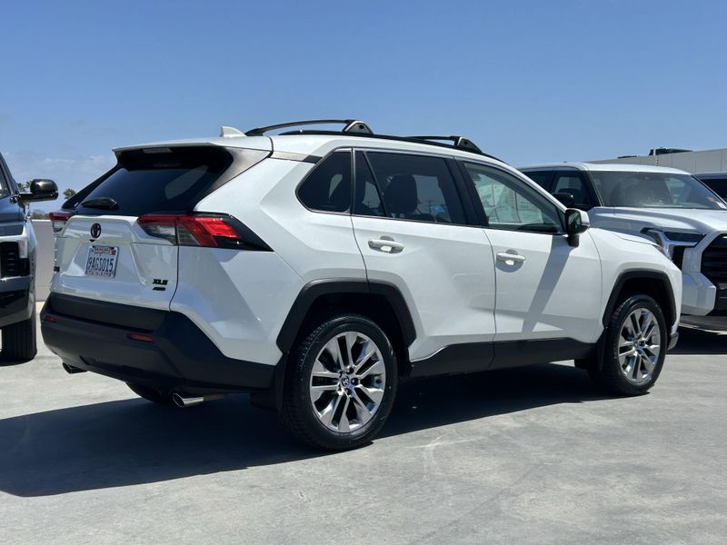 2022 Toyota RAV4 XLE PremiumImage 4